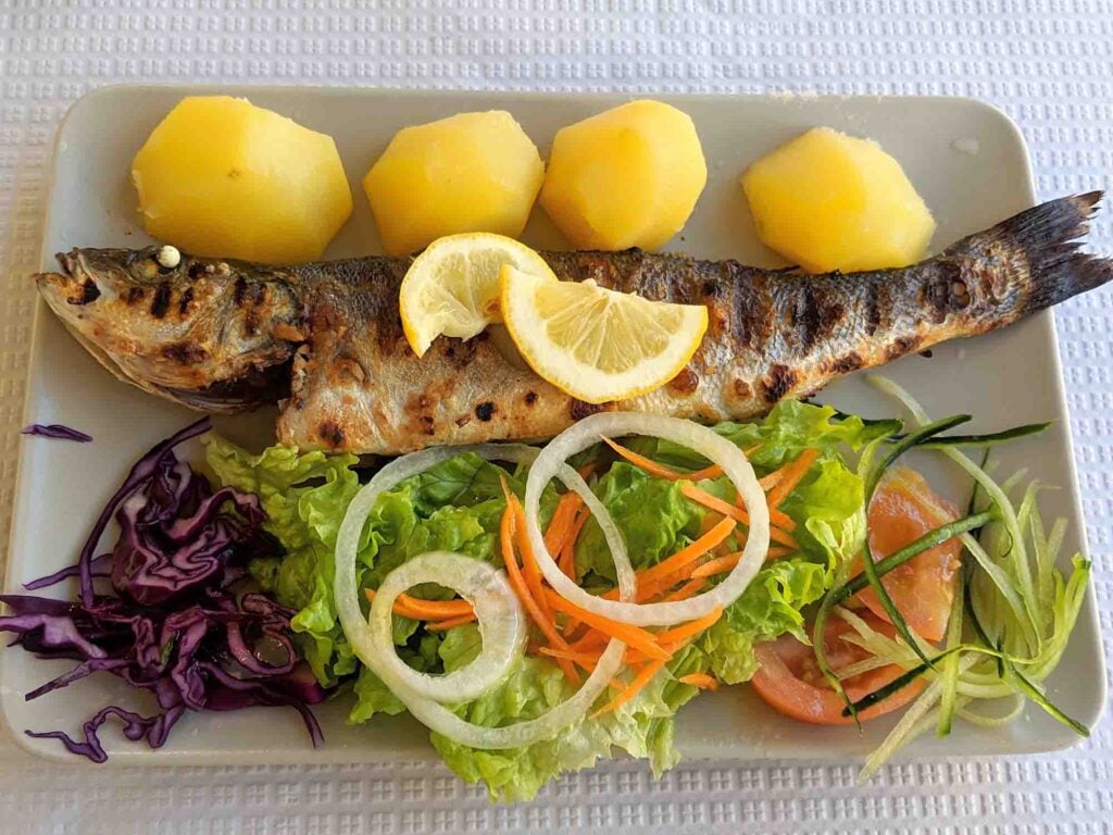 Peixe grelhado robalo